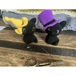 Petit chat noir et son chapeau