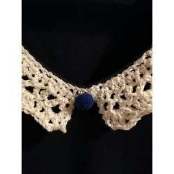 Détail col blanc irisé et pompon bleu