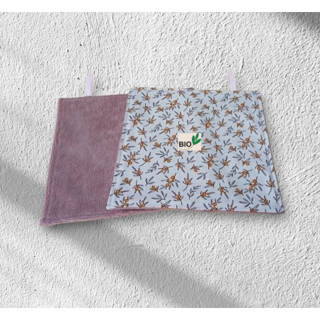 Serviette visage coton bio, modèle feuilles et baies fond rose