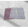 Serviette visage coton bio, modèle feuilles et baies fond rose