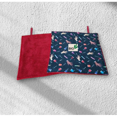 Serviette visage coton bio, modèle vernis et main fond noir