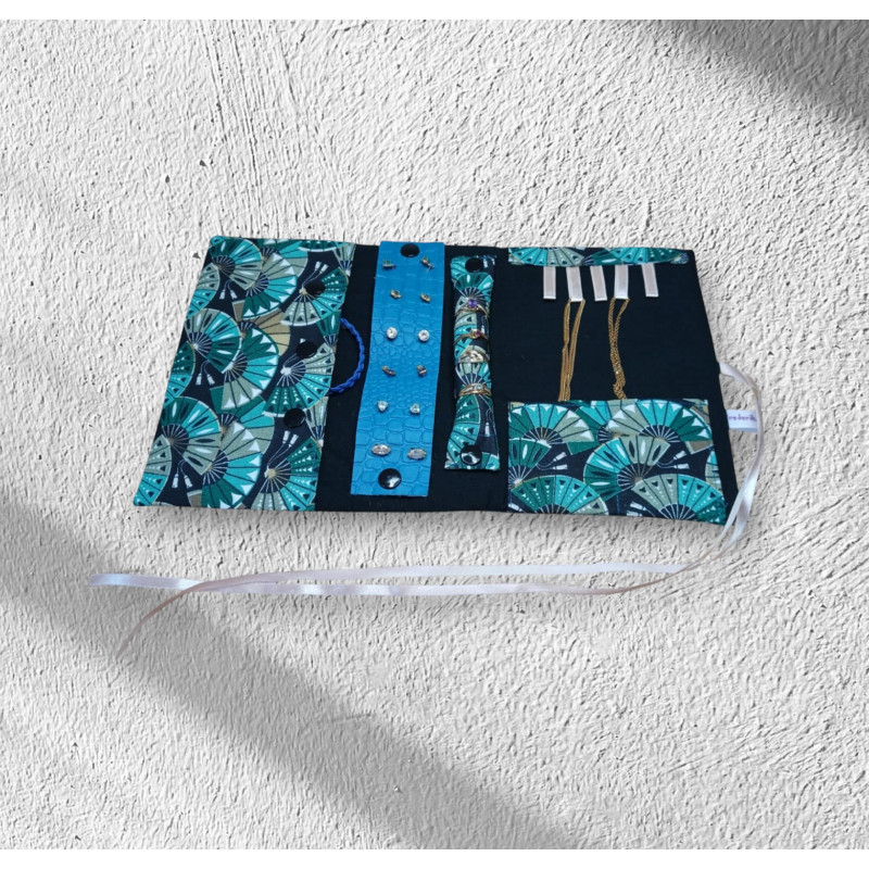 Pochette à bijoux modèle éventails vert fond noir