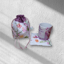 Pochette de transport pour mug et son sous mug, modèle fleuri papillons