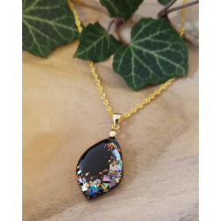 Collier en nacre colorée et feuilles d'or
