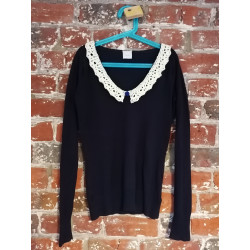 Pull bleu nuit avec col au crochet blanc irisé