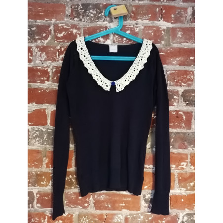 Pull bleu nuit avec col au crochet blanc irisé
