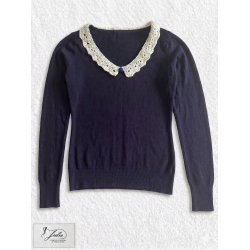 Pull bleu nuit avec col au crochet blanc irisé